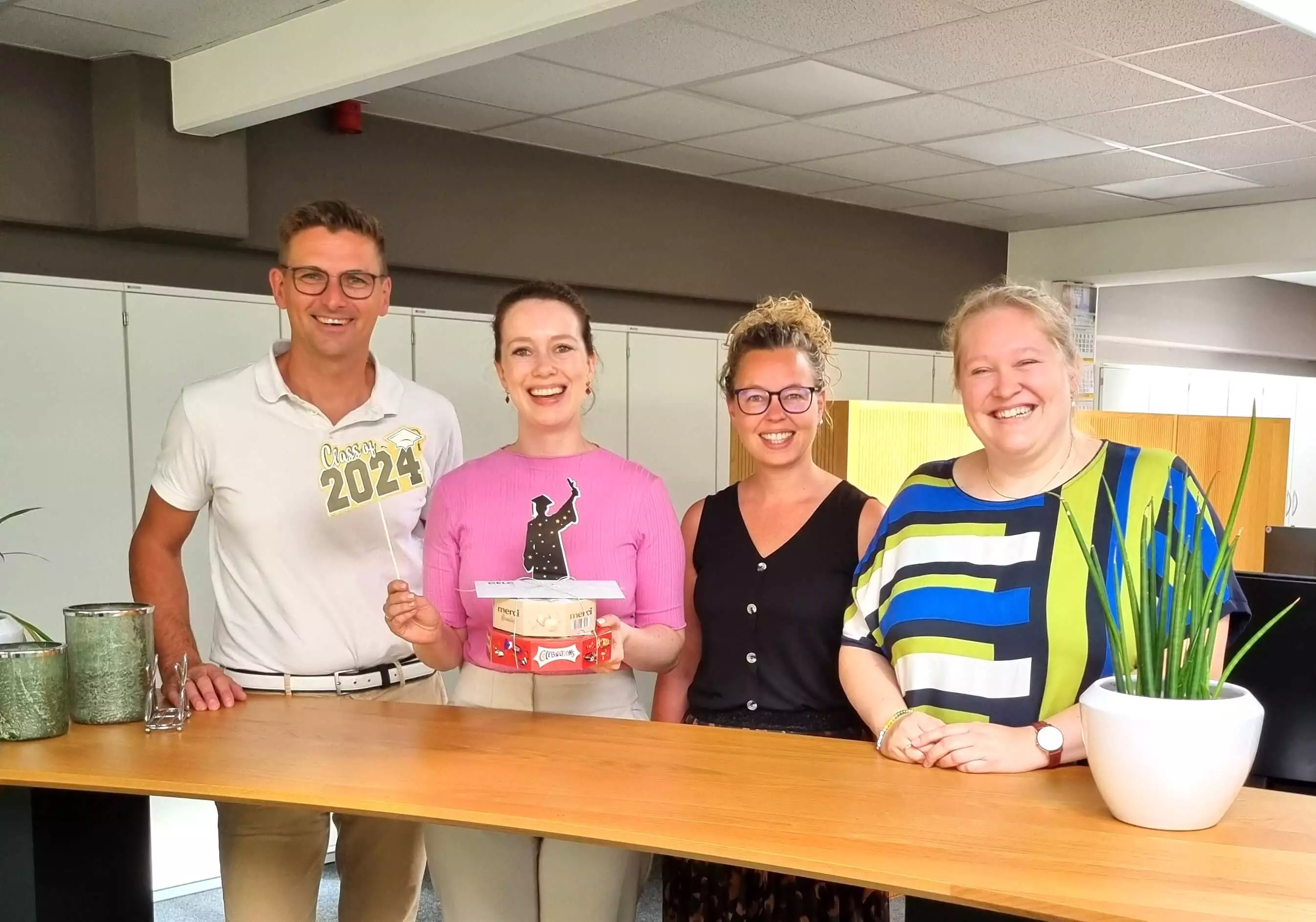 Geschenkübergabe und Gratulation zum Abschluss des Masterstudiums, Gruppenbild mit der Absolventing und dem Team