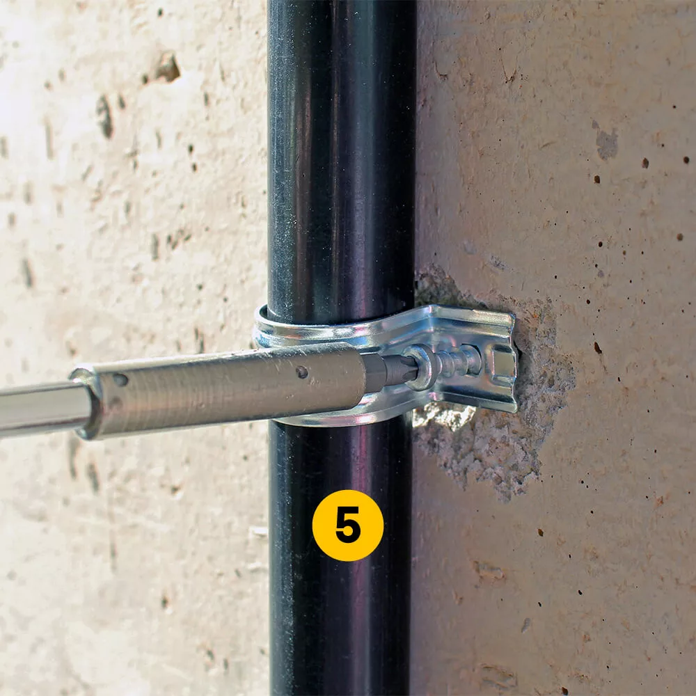 Das Sanitär- oder Elektro-Anbauteil mit der Metallschelle fixieren und die Betonschraube einfach mit einem Schraubendreher eindrehen
