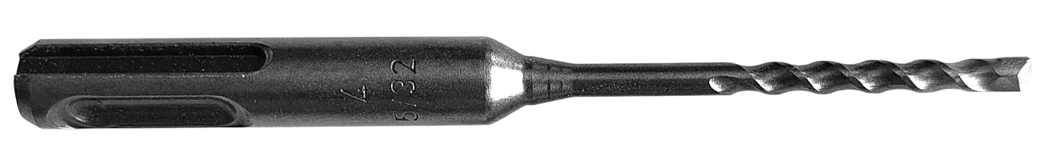 Der SDS-Bohrer vor weißem Hintergrund, der Schaft liegt auf der linken Seite, die Bohrspitze mit 32 mm Nutzlänge zeigt auf die rechte Seite